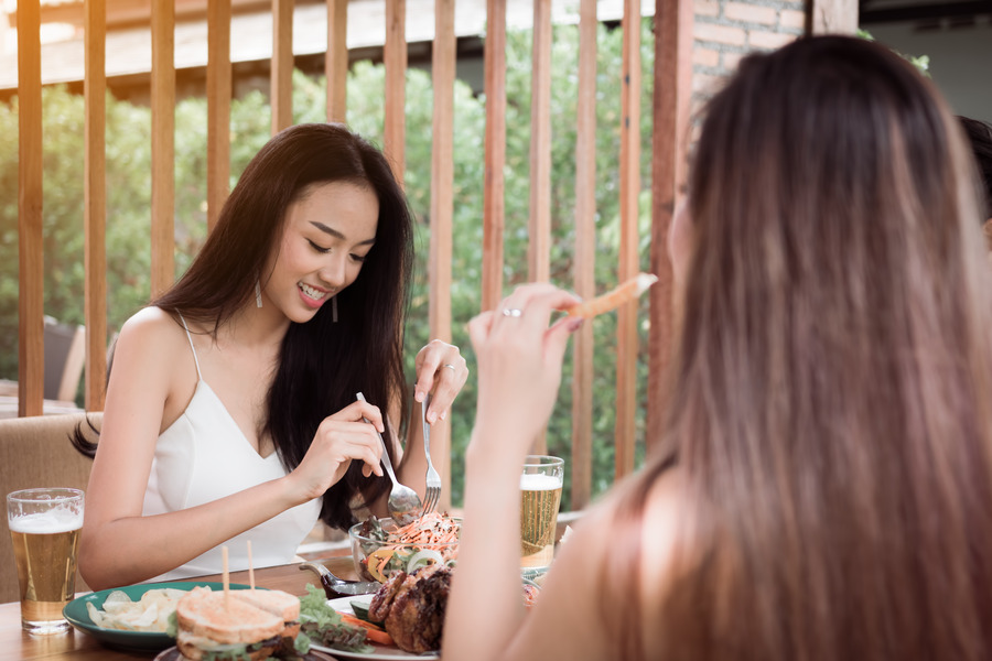 Des femmes mangent des crevettes périmées depuis 2 jours au restaurant
