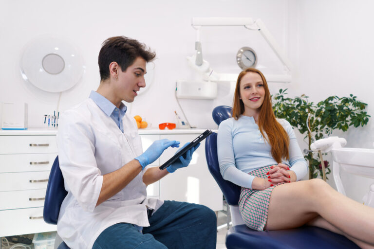 Un dentiste préconise une prothèse dentaire amovible définitive à châssis métallique à une patiente
