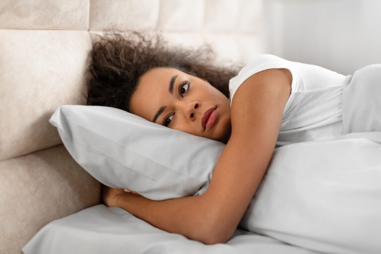 Conseils d'experts montrant les bonnes positions pour dormir avec une pubalgie
