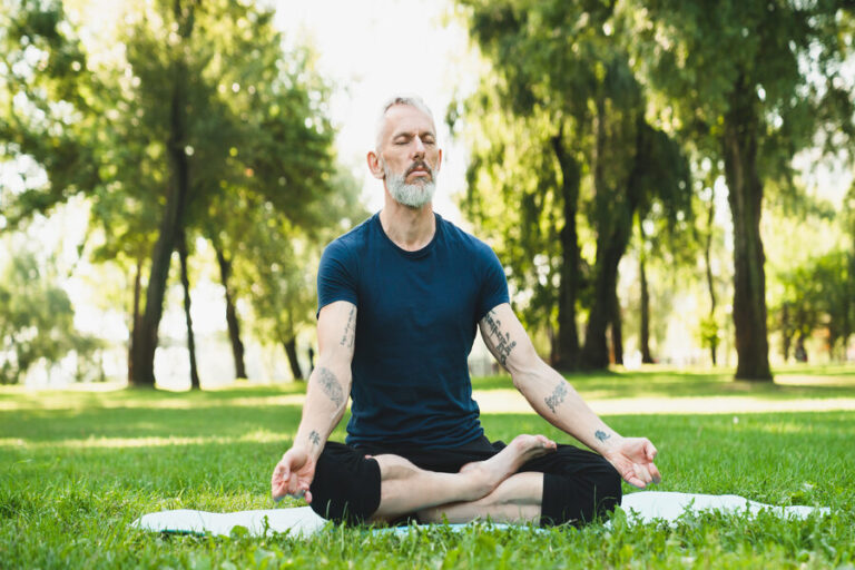 Professionnels montrant des techniques de respiration efficaces pour se relaxer