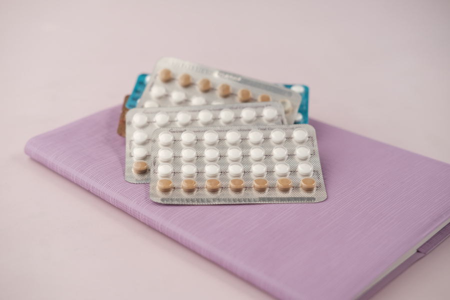 Une plaquette de pilule contraceptive sur le guichet de la pharmacie