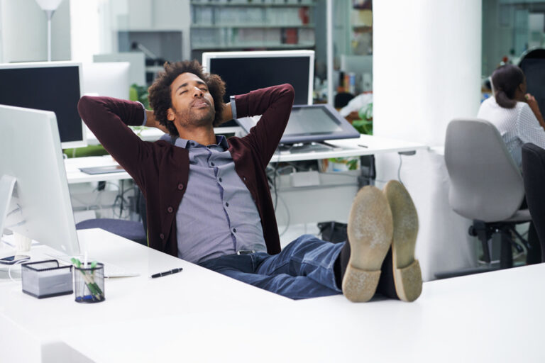 Un homme qui dort dans son bureau pour se relaxer