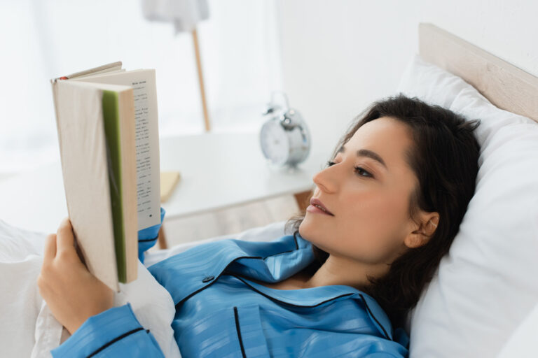 Une patiente qui lit un livre pour se relaxer avant son examen médical