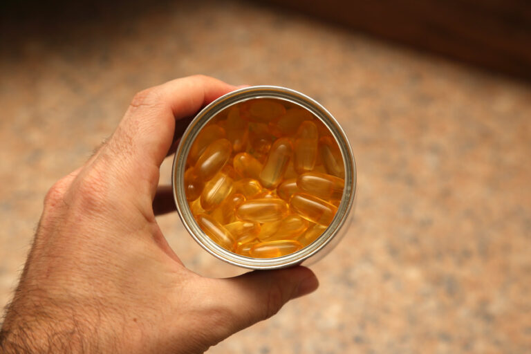 Une personne qui va jeter les compléments alimentaires périmés dans un bocal