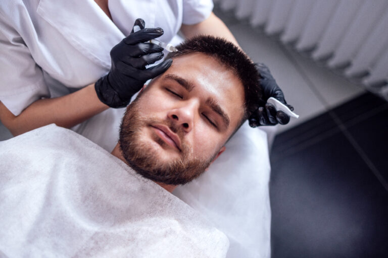Un homme allant chez un coiffeur pour une greffe capillaire