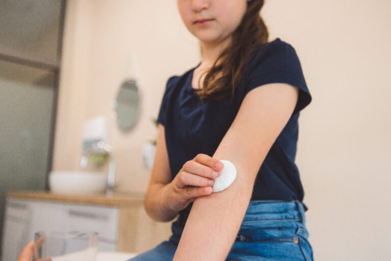 Une femme appliquant un traitement pour son eczéma, une maladie qui n'est pas du tout contagieuse
