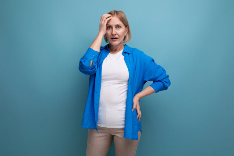 La femme constate que la ménopause la rendue grosse