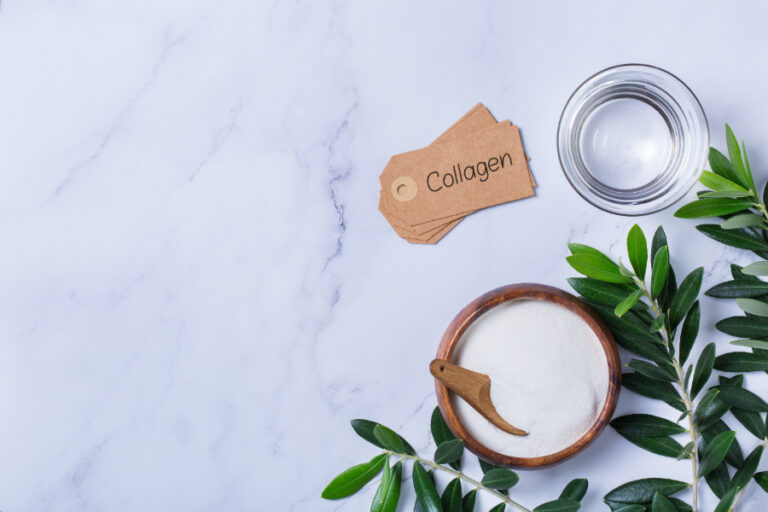 Un petit bol contenant de poudre de collagène qui est déconseillé aux femmes ménopausées