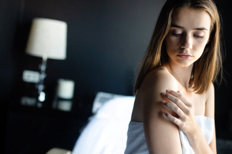 La fille se réveille la nuit dûe à sa maladie d'eczéma qui lui gratte