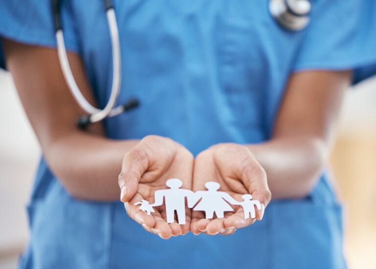 Deux contrats de mutuelle santé posés côte à côte, illustrant une situation de double couverture