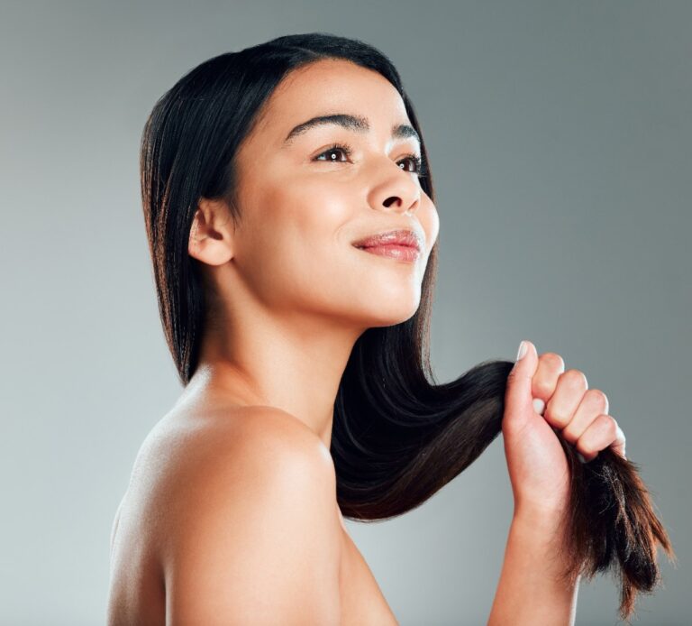 Cheveux longs et brillants reflétant la lumière, avec une texture souple et uniforme