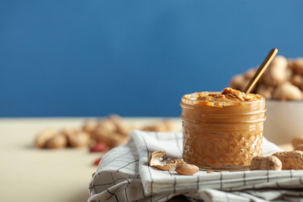 Un bocal avec de beurre de cacahuète sur la table