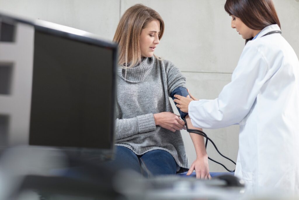 Un medecin qui fait un bilan de santé d'une patiente