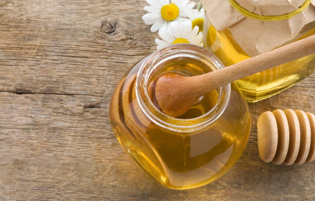 Un bocal en verre rempli de miel