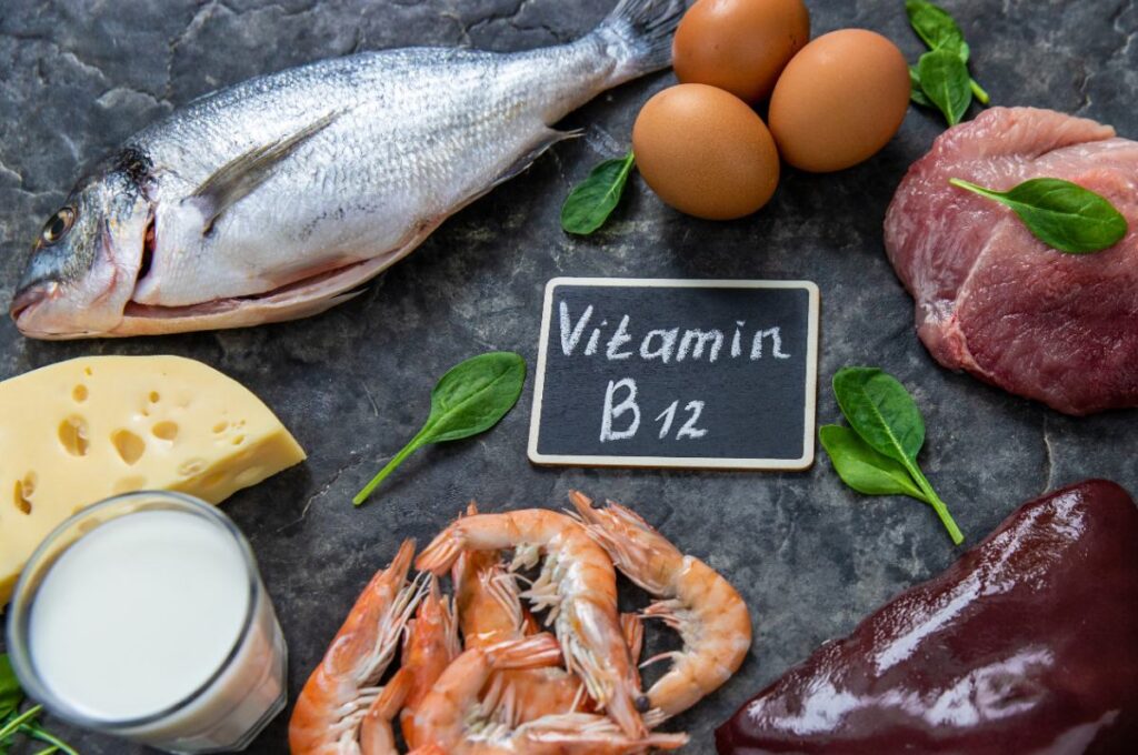 Poisson, oeufs, fromage, lait et crevettes, riches en vitamine B12