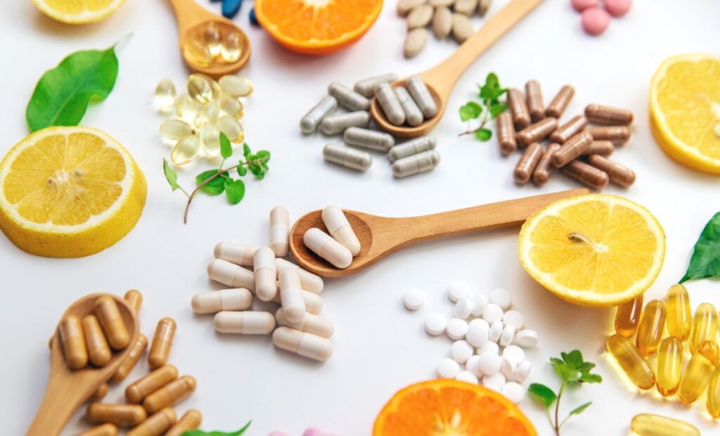 Des vitamines de différentes formes avec des citrons