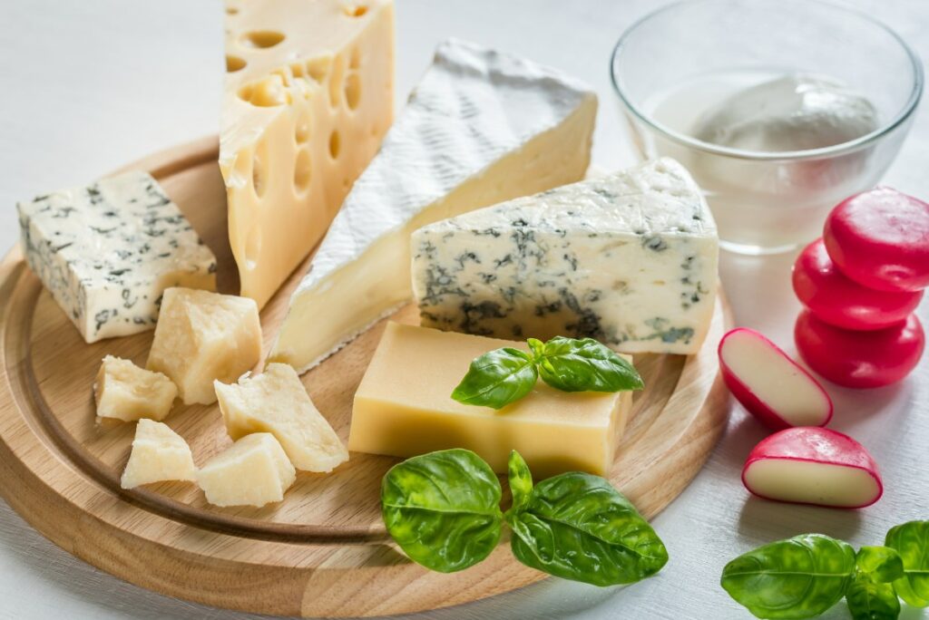 Des différents fromages avec des feuilles vertes 