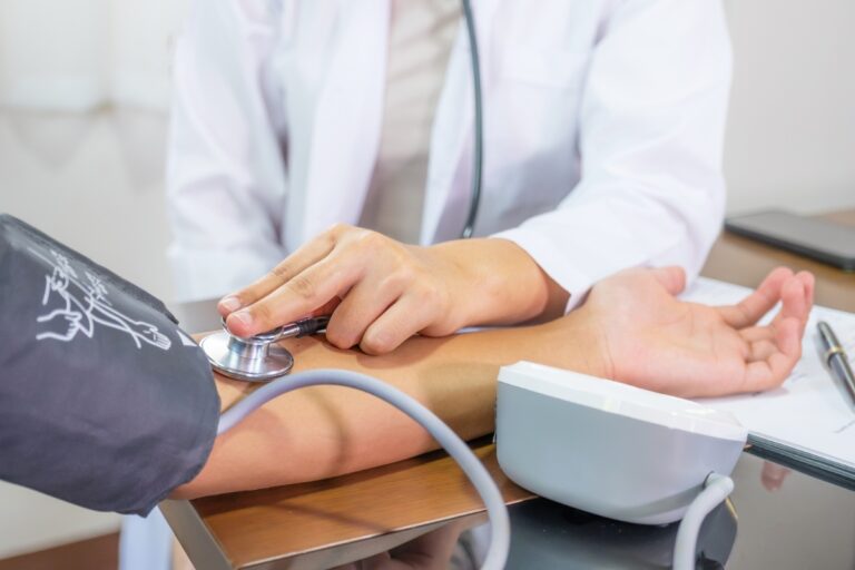 Un docteur qui examine le pouls d'un patient