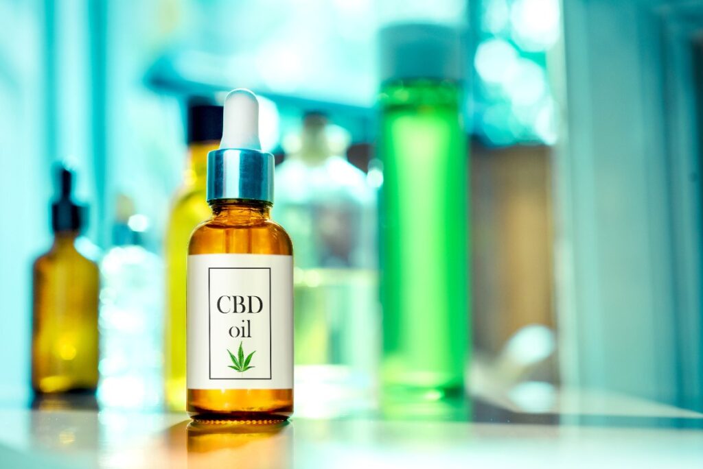 Un flacon d'huile de CBD avec une étiquette
