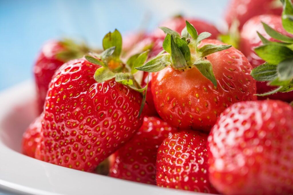 Des fraises fraîchement matures, qui sont excellentes pour la peau