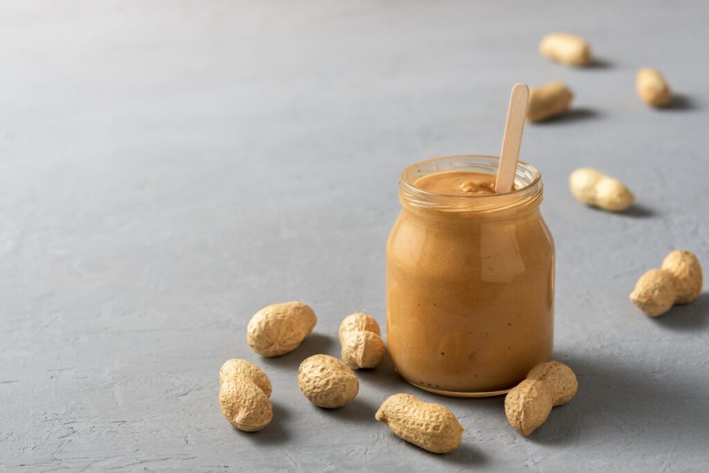 Meilleur beurre de cacahuète dans un bocal et des arachides