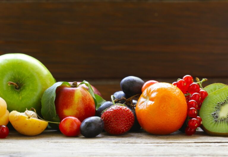 Les raisins, pêches,citrons,fraises sont tous des meilleurs fruits pour la santé