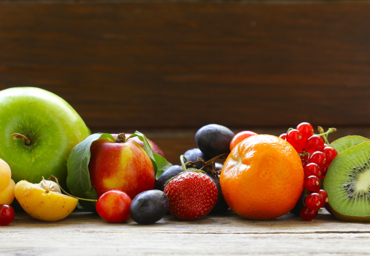 Les raisins, pêches,citrons,fraises sont tous des meilleurs fruits pour la santé