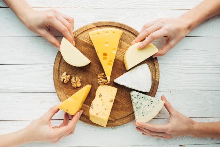 Des personnes qui prenent des fromages