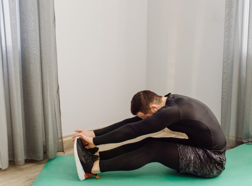 Un homme faisant du stretching