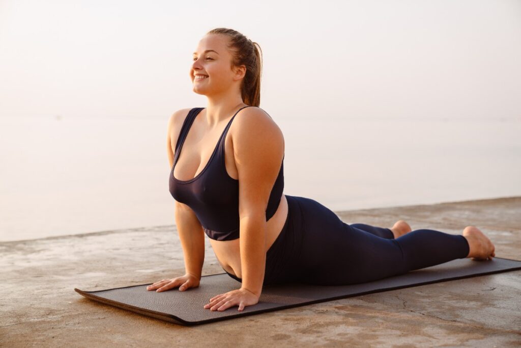 Une femme faisant du yoga pour perdre du poids