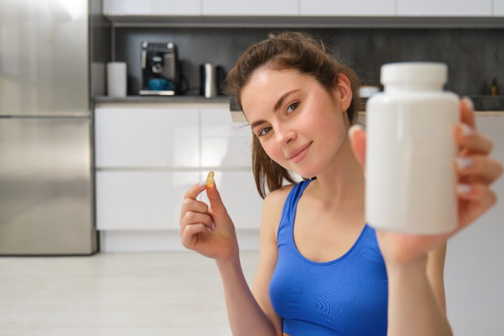 Une femme montrant du complément alimentaire