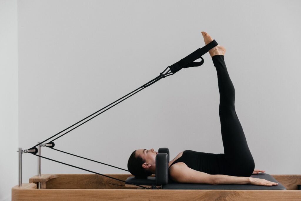 Une femme pratiquant du stretching pilates