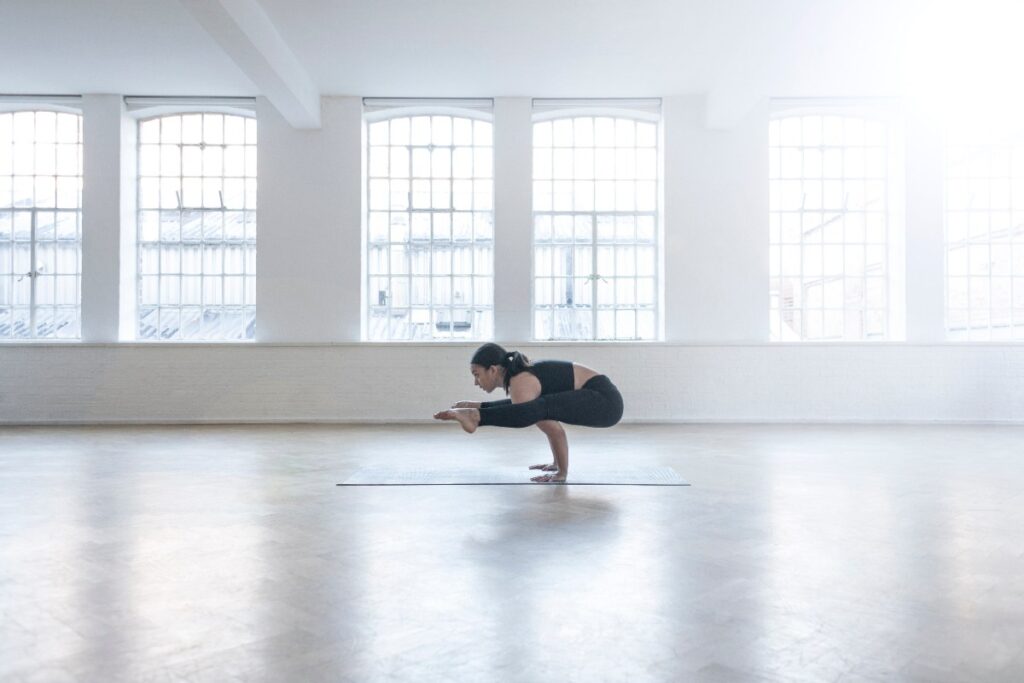 Une femme pratiquant du yoga Hatha Flow