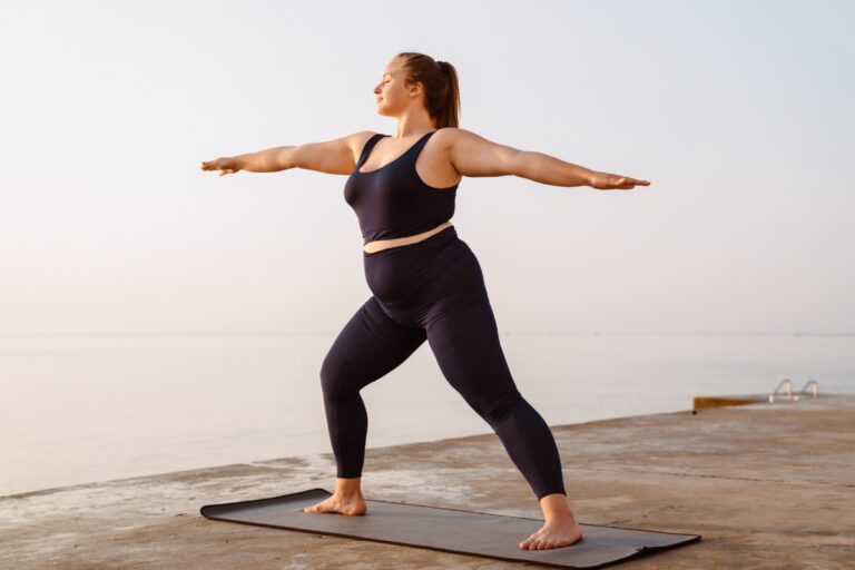Une femme pratiquant du yoga pour maigrir