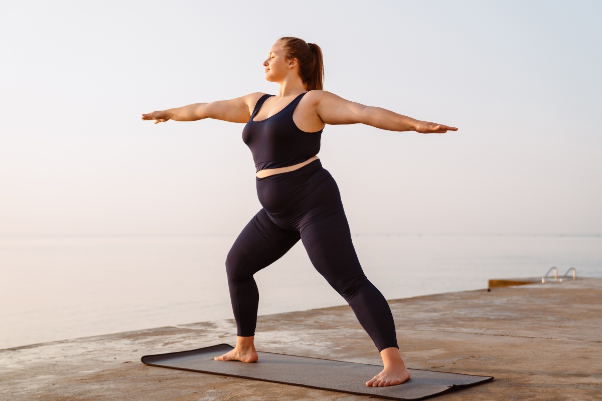 Une femme pratiquant du yoga pour maigrir