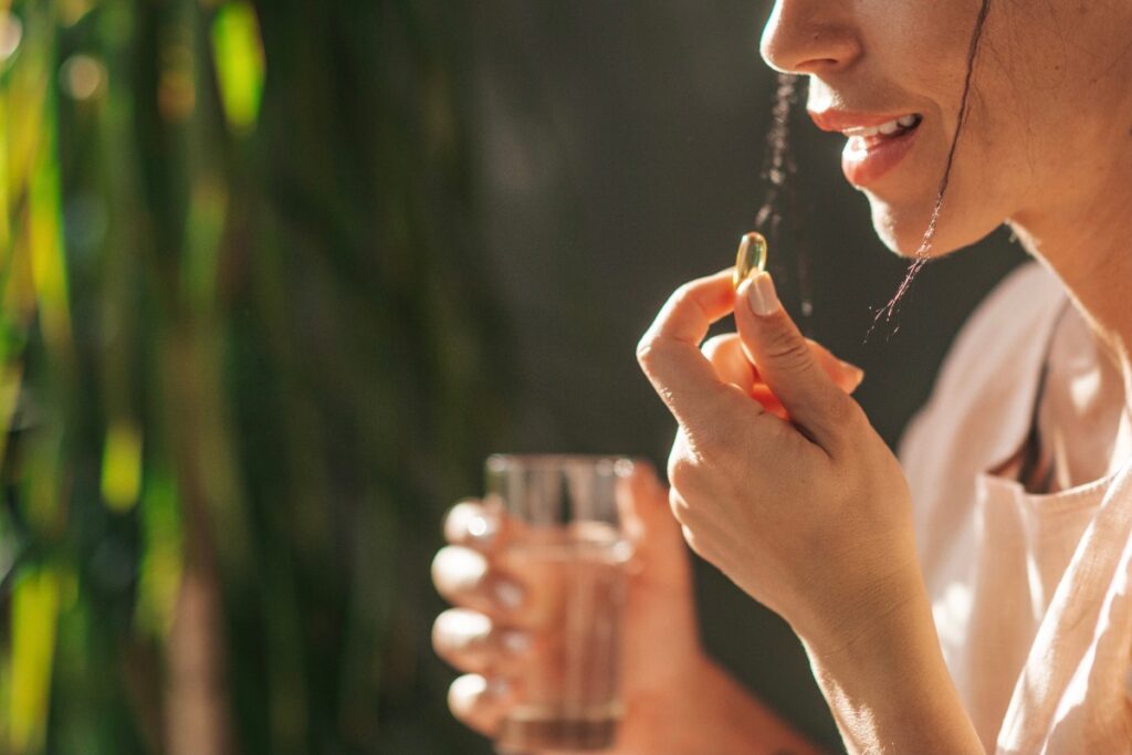 Une femme prenant de la vitamine T