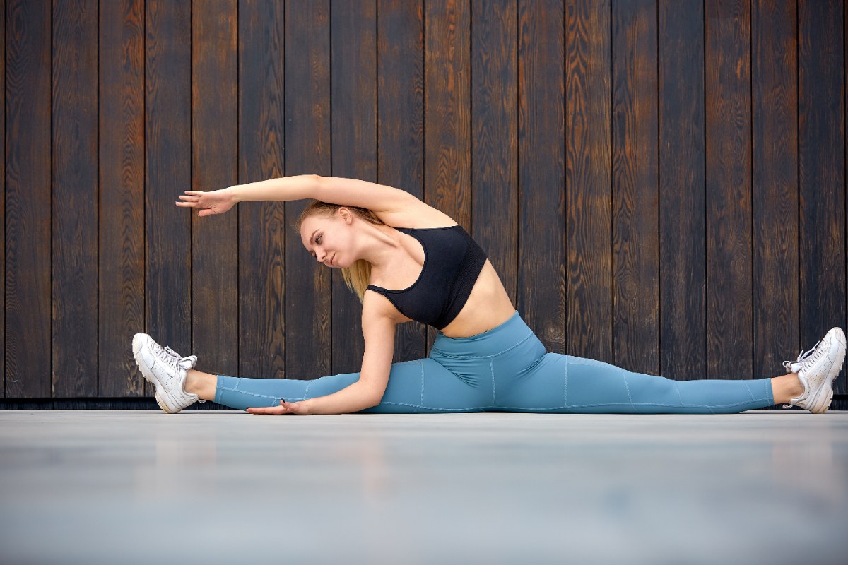 Une femme qui fait du stretching