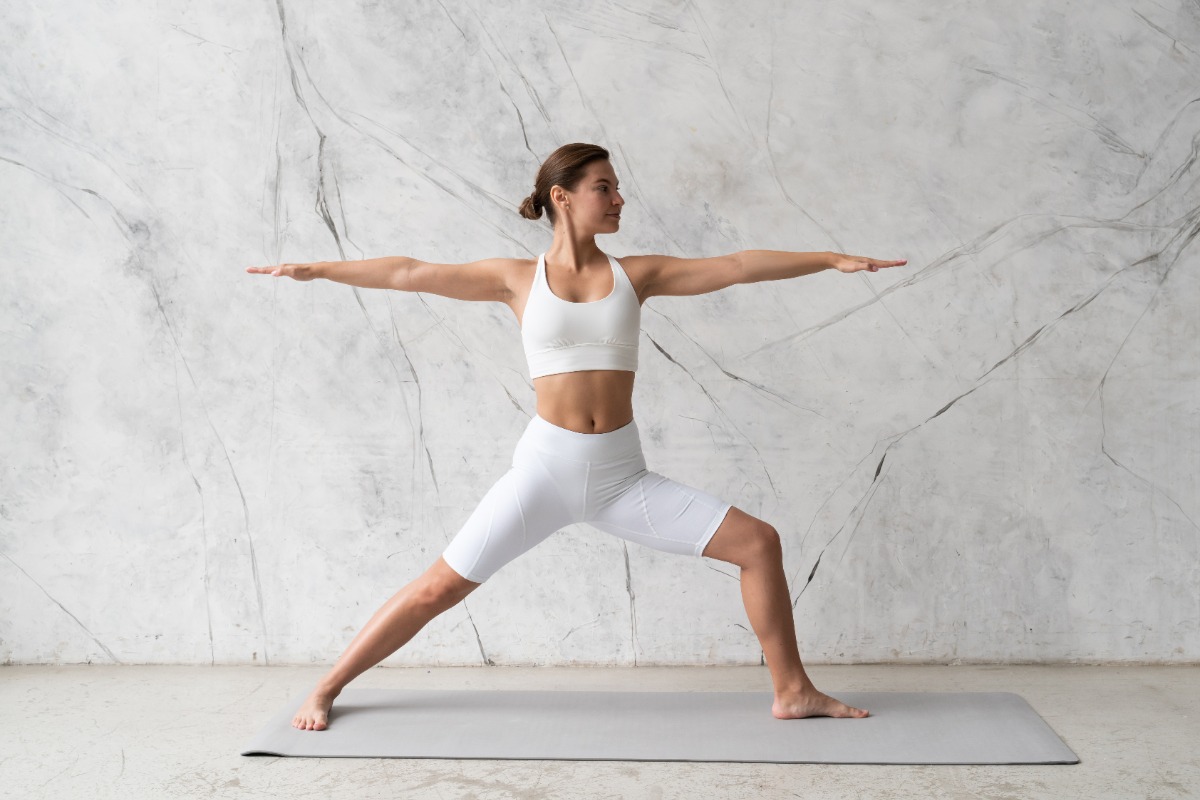 Une femme qui fait du yoga Hatha Flow