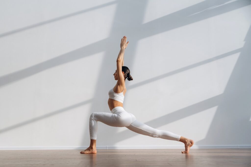 Une femme qui pratique du yoga Hatha Flow