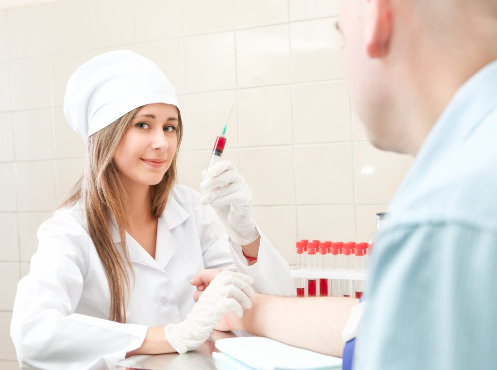 Un médecin qui fait un analyse de sang