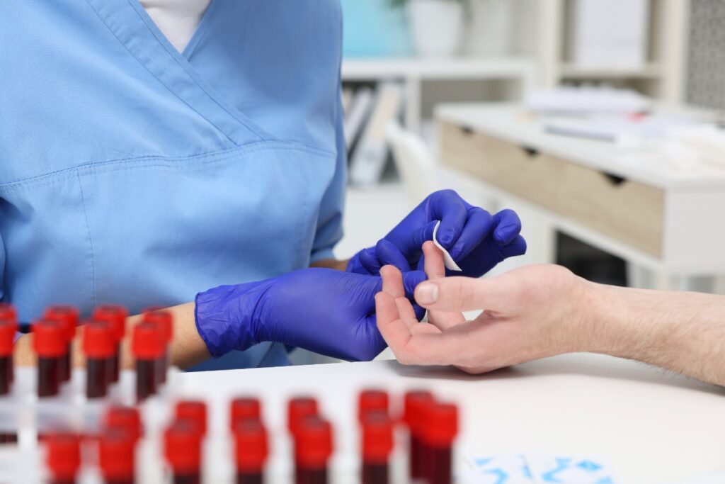 Un médecin qui pris du sang d'une personne pour un analyse de VGM