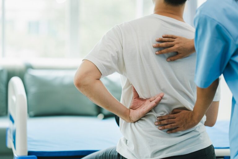Un médecin qui fait un examen médical du dos d'un patient