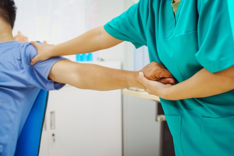 Un kinésithérapeute donnant des exercices pour le bras d'une personne
