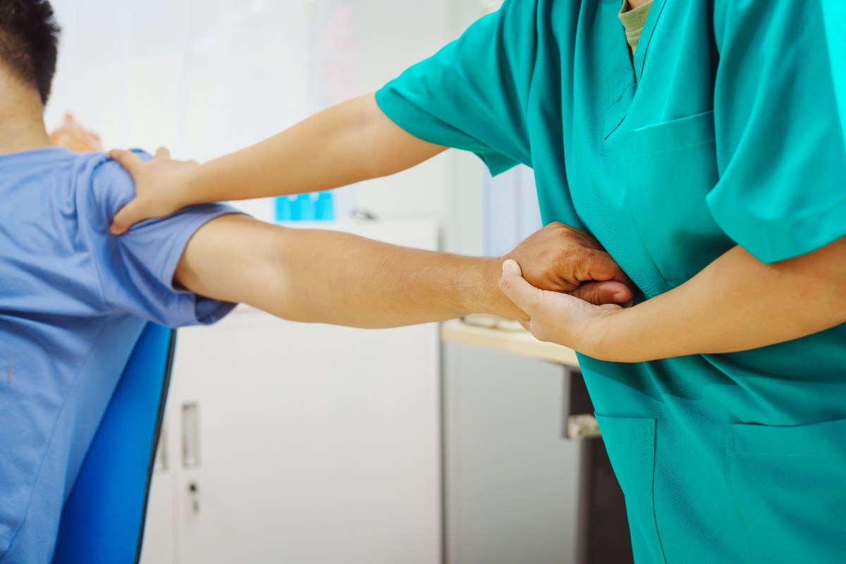 Un kinésithérapeute donnant des exercices pour le bras d'une personne
