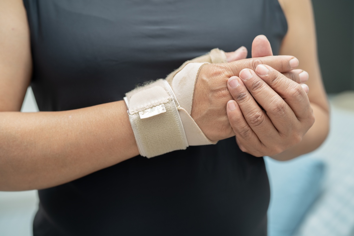 Une femme ayant un bandage au poignet