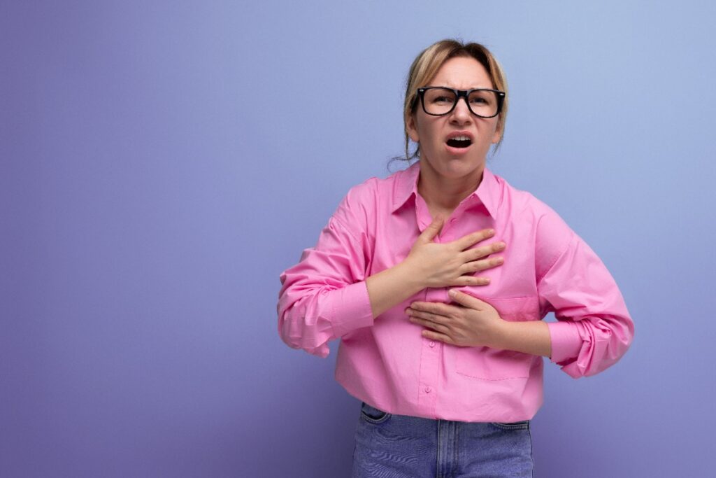 Une femme ayant un choc émotionnel