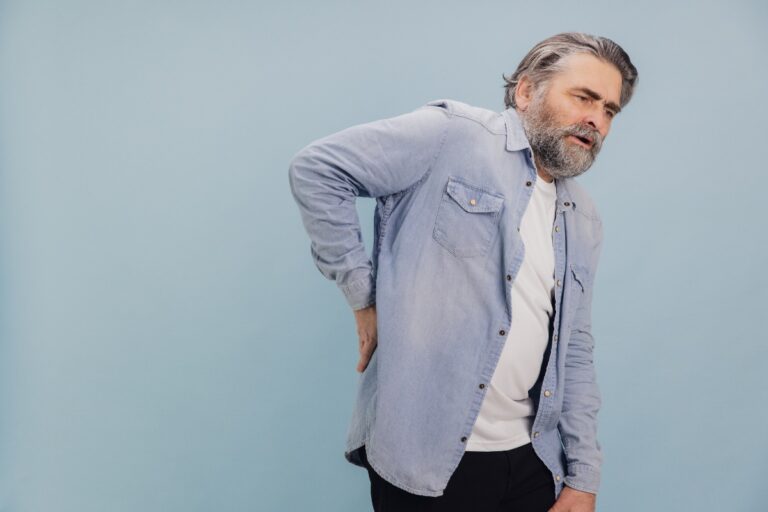 Un homme âgé atteint de la sténose foraminale
