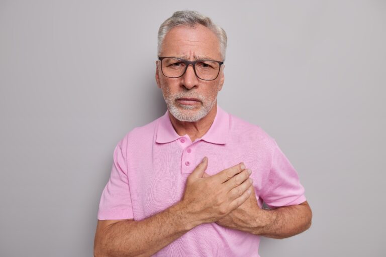 Un homme qui met ses mains sur sa poitrine