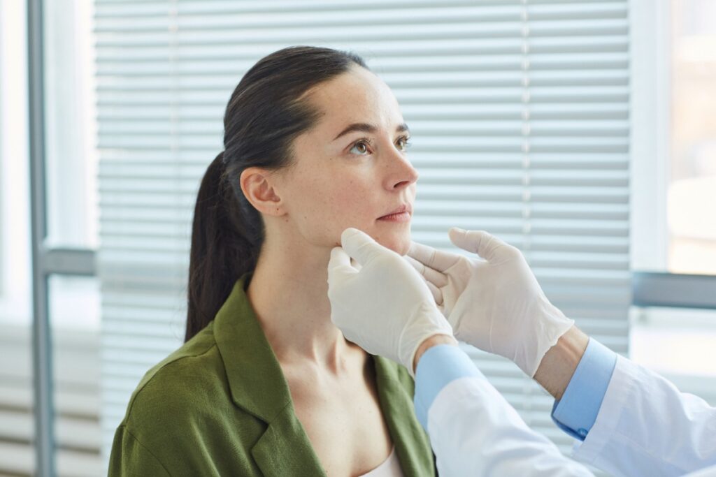 Un médecin qui fait une consultation d'une patiente
