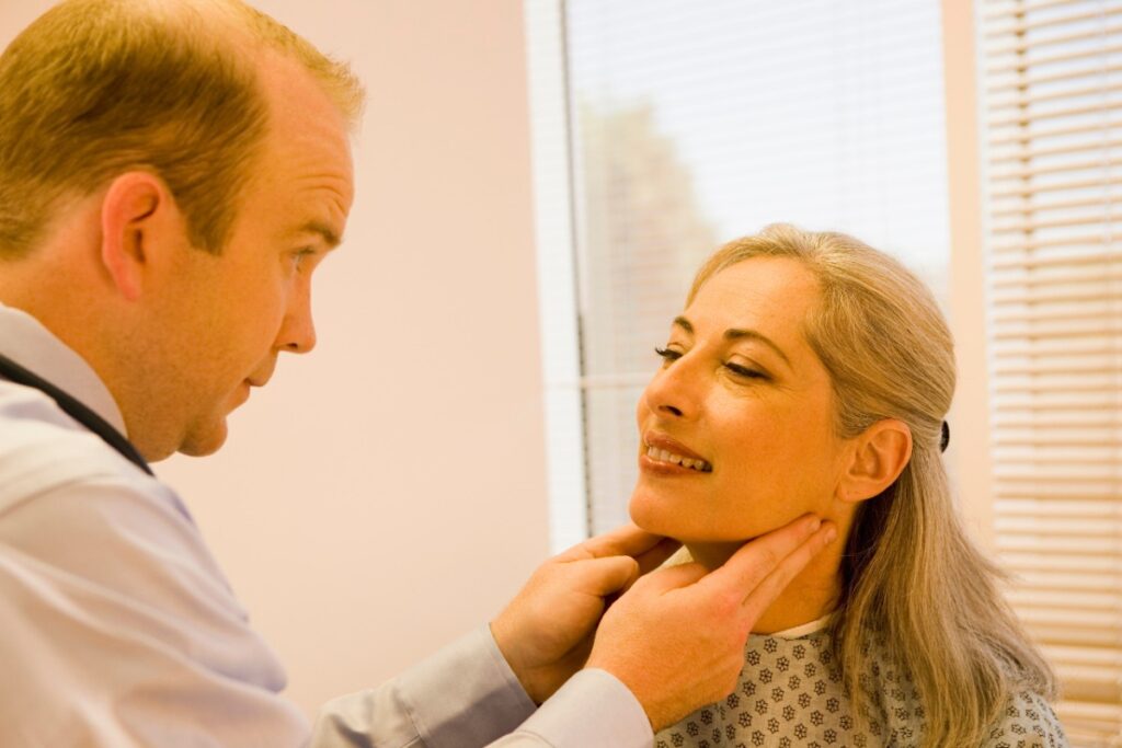 Un médecin qui examine une patiente ayant une ganglion lymphatique